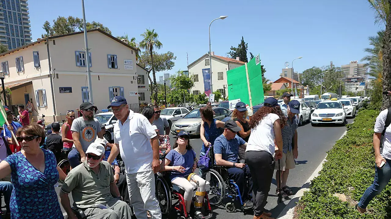 מלווי נכי צה"ל מפגינים מול הקריה על תנאי העסקתם, תל אביב, 10 ביוני 2015 מלווי נכי צה"ל מפגינים מול הקריה על תנאי העסקתם, תל אביב, 10 ביוני 2015