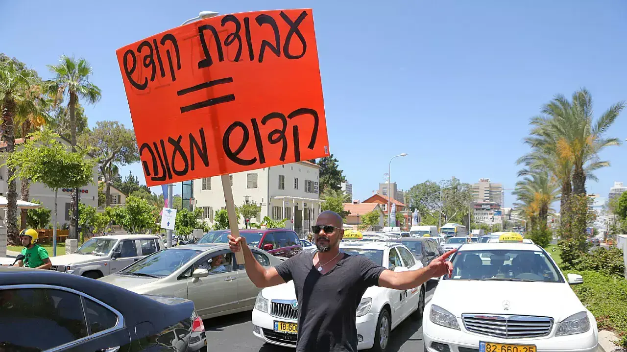 מלווי נכי צה"ל מפגינים מול הקריה על תנאי העסקתם, תל אביב, 10 ביוני 2015 מלווי נכי צה"ל מפגינים מול הקריה על תנאי העסקתם, תל אביב, 10 ביוני 2015
