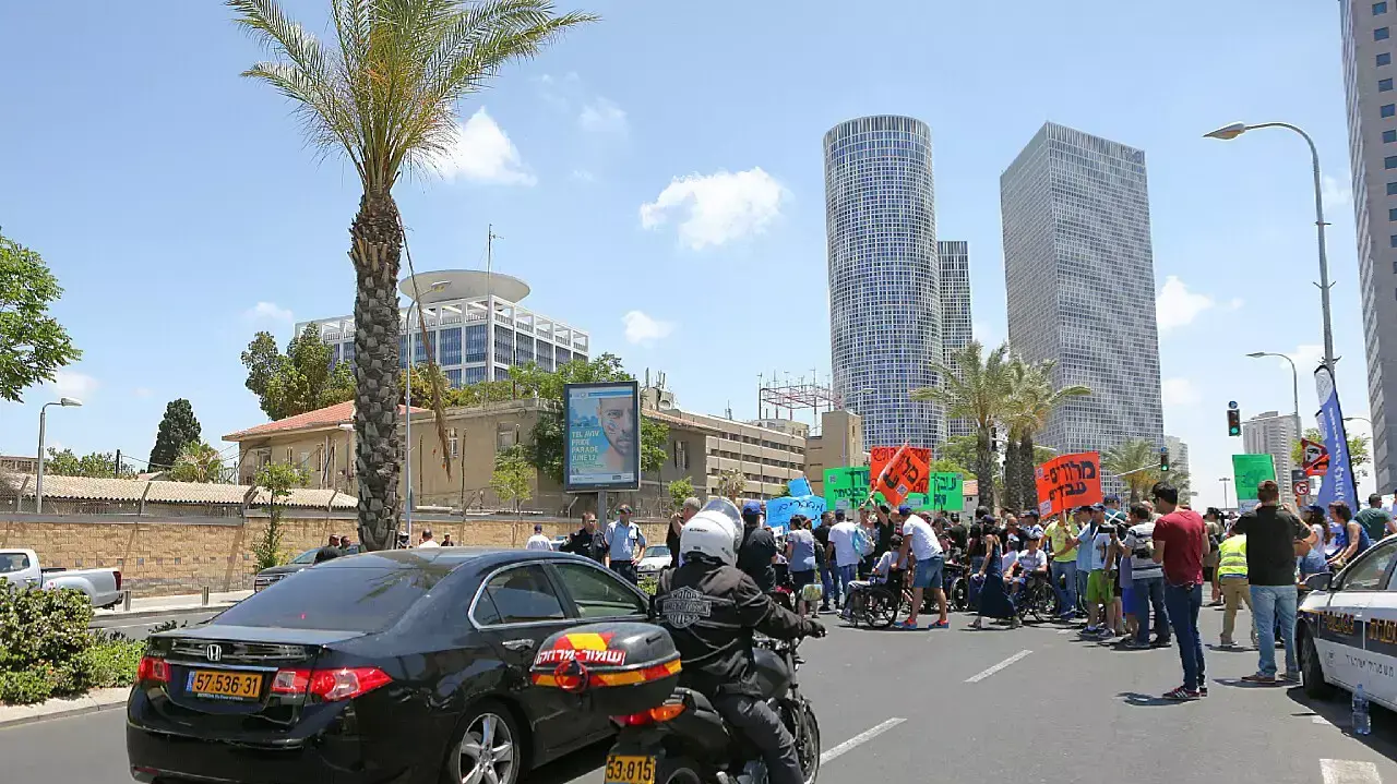 מלווי נכי צה"ל מפגינים מול הקריה על תנאי העסקתם, תל אביב, 10 ביוני 2015 מלווי נכי צה"ל מפגינים מול הקריה על תנאי העסקתם, תל אביב, 10 ביוני 2015