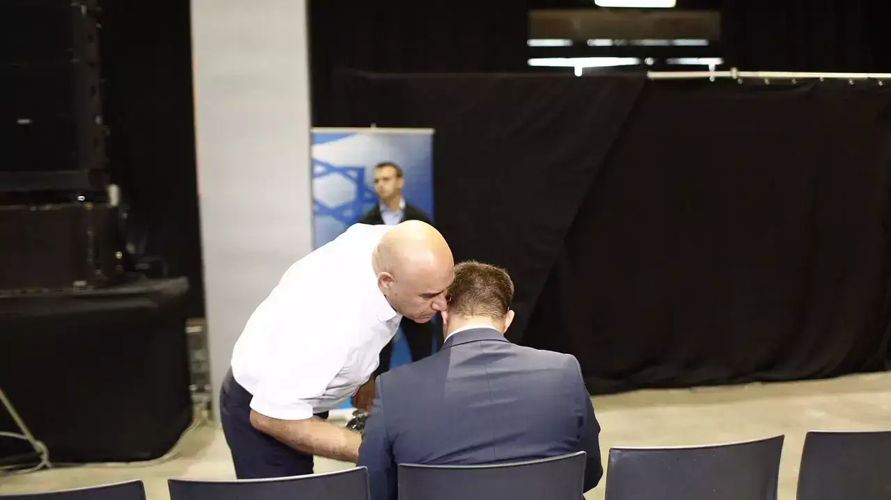 אורן חזן יחד עם יחיאל חזן, אביו, במרכז הליכוד, יוני 2016 אורן חזן יחד עם יחיאל חזן, אביו, במרכז הליכוד, יוני 2016