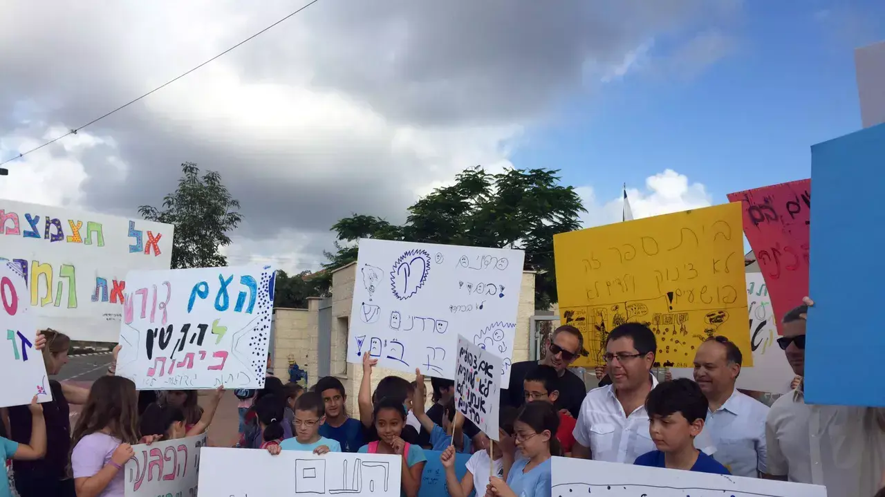 תלמידים והורים במחאה על הצפיפות בכיתות בטירת הכרמל, יוני 2015 תלמידים והורים במחאה על הצפיפות בכיתות בטירת הכרמל, יוני 2015
