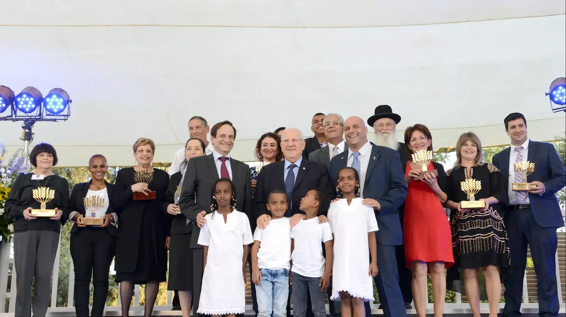נשיא המדינה העניק את אות הנשיא למתנדב לשנת תשע"ה 2015 באירוע חגיגי במשכן הנשיא, יוני 2015 נשיא המדינה העניק את אות הנשיא למתנדב לשנת תשע"ה 2015 באירוע חגיגי במשכן הנשיא, יוני 2015