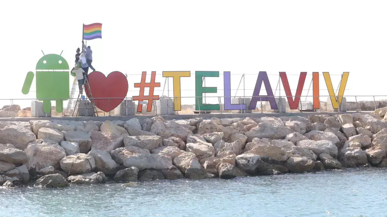 שלט ענק עם הכיתוב Tel-Aviv בצבעי הגאווה בטיילת המרינה בתל אביב, מול חוף הילטון. יוני 2015 שלט ענק עם הכיתוב Tel-Aviv בצבעי הגאווה בטיילת המרינה בתל אביב, מול חוף הילטון. יוני 2015