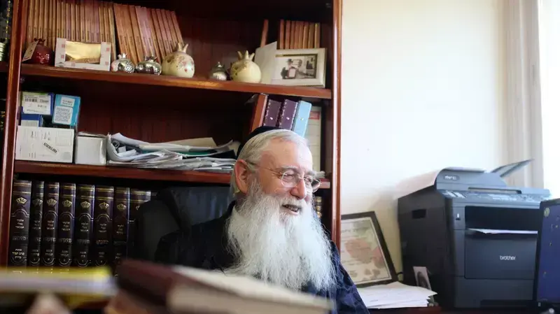 משה שלזינגר, הרב שמסייע למשפחות חשוכות ילדים. יוני 2015