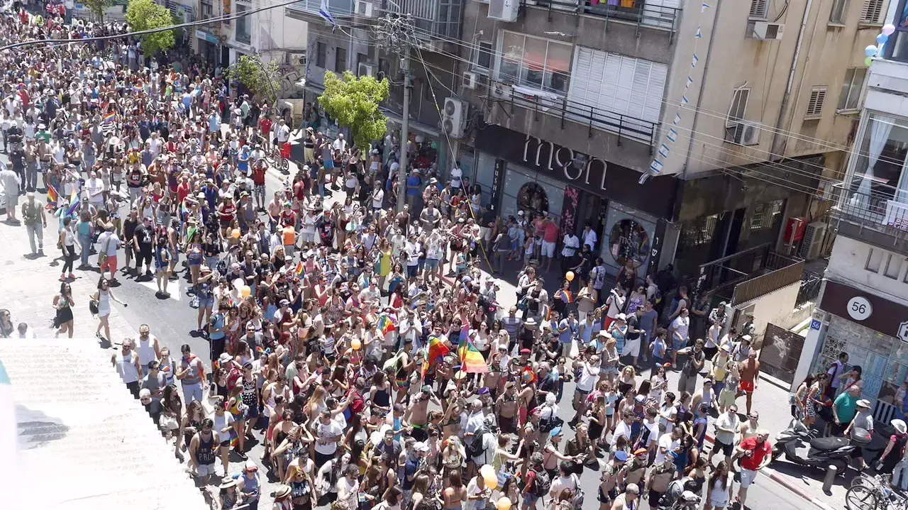 חוגגים במצעד הגאווה בתל אביב 12 יוני 2015 חוגגים במצעד הגאווה בתל אביב 12 יוני 2015