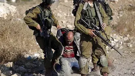 חיילי צה"ל מכים פלסטיני בכפר ג'ילזון בסמוך לרמאללה, 12 ביוני 2015