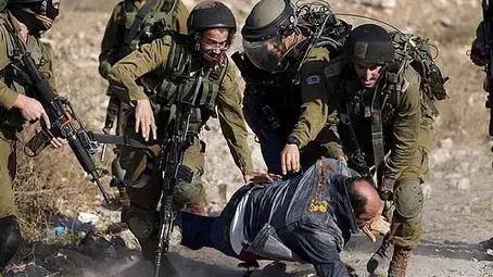 חיילי צה"ל מכים פלסטיני בכפר ג'ילזון בסמוך לרמאללה, 12 ביוני 2015