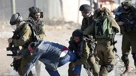 חיילי צה"ל מכים פלסטיני בכפר ג'ילזון בסמוך לרמאללה, 12 ביוני 2015 חיילי צה"ל מכים פלסטיני בכפר ג'ילזון בסמוך לרמאללה, 12 ביוני 2015
