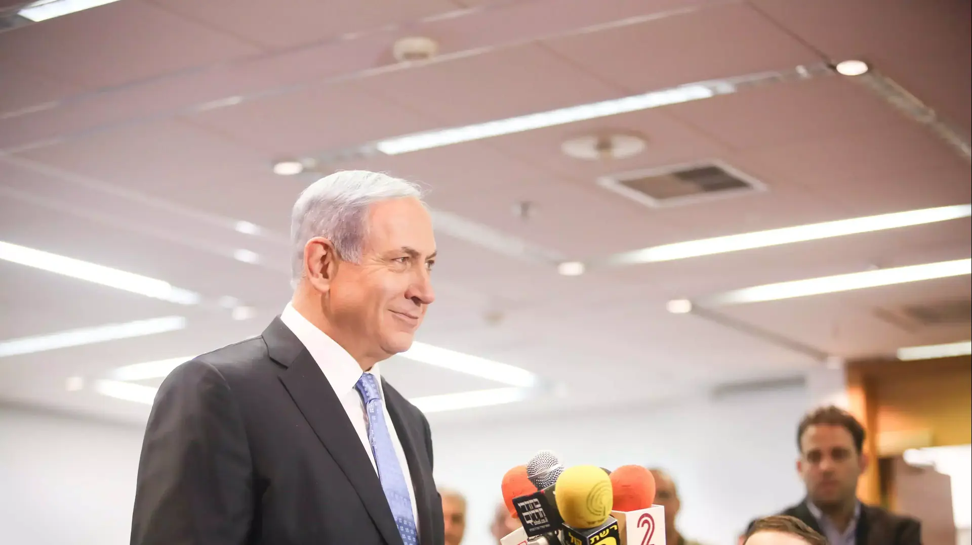 רוה"מ בנימין נתניהו מצביע לבחירות במרכז הליכוד רוה"מ בנימין נתניהו מצביע לבחירות במרכז הליכוד