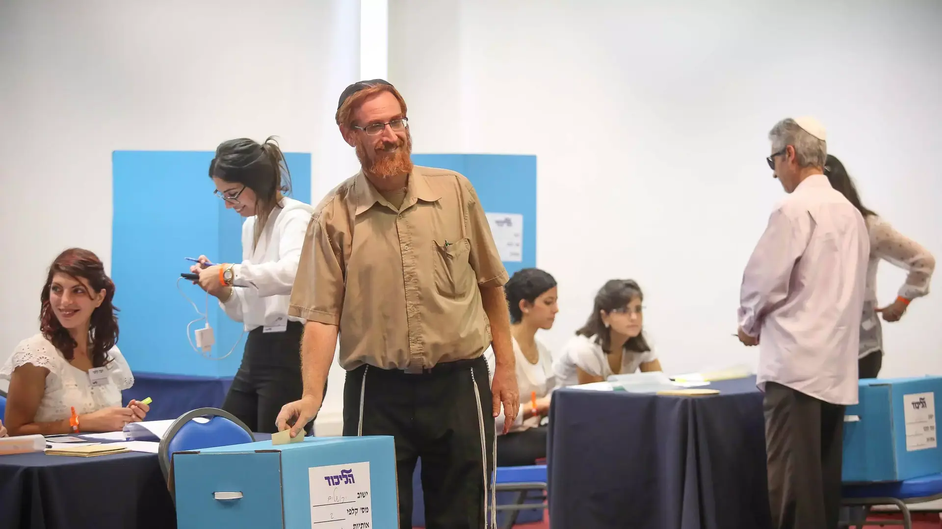 יהודה גליק מצביע לבחירות במרכז הליכוד יהודה גליק מצביע לבחירות במרכז הליכוד