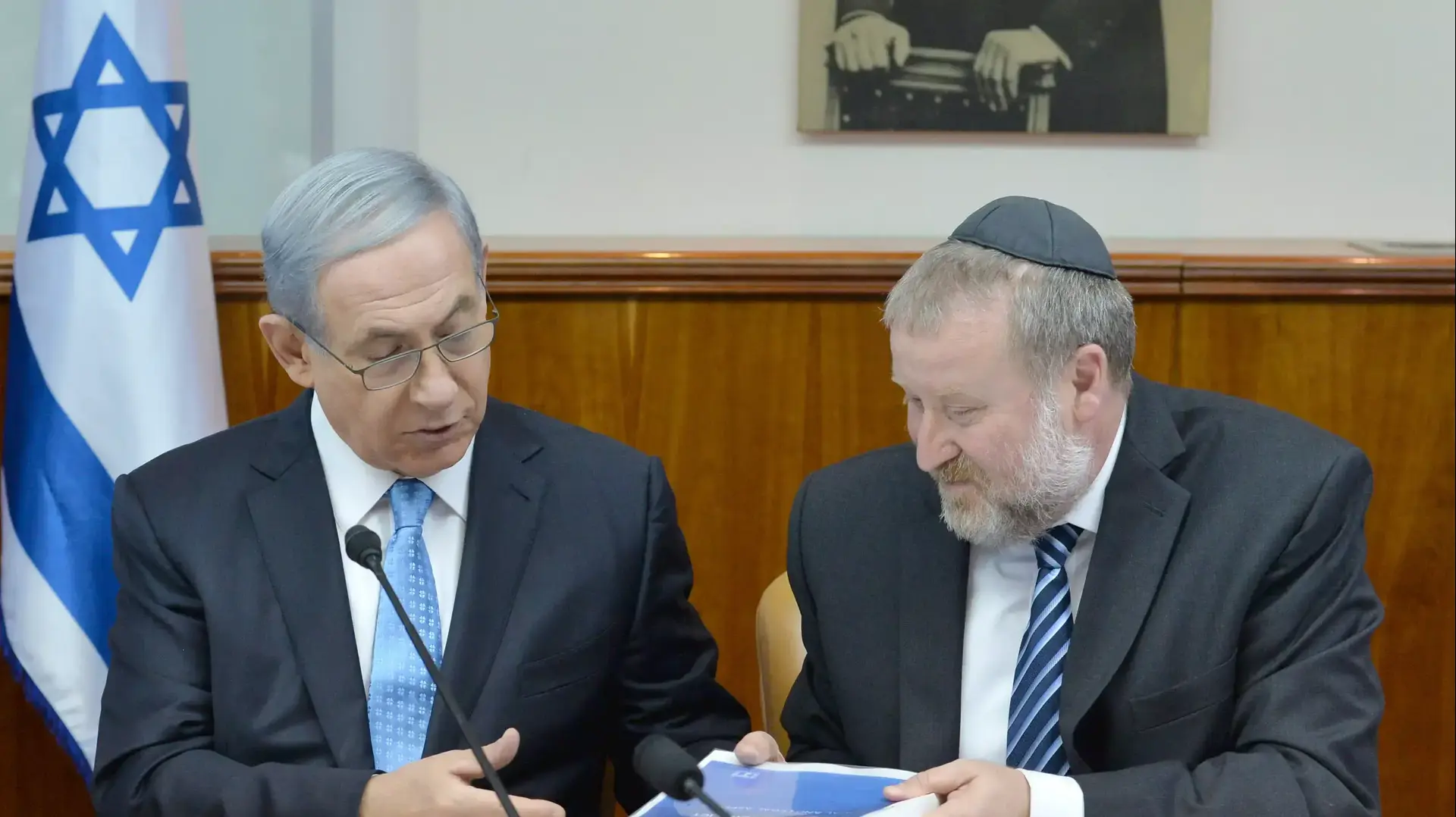 ראש הממשלה בנימין נתניהו מקבל במהלך ישיבת  הממשלה ממזכיר הממשלה אביחי מנדלבליט את דו"ח ועדת הביקורת על מבצע צוק איתן 