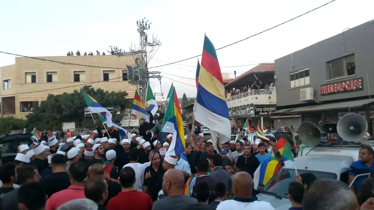 מאות מפגינים בני העדה הדרוזית, כפר ירכא, 14 ביוני 2015 מאות מפגינים בני העדה הדרוזית, כפר ירכא, 14 ביוני 2015