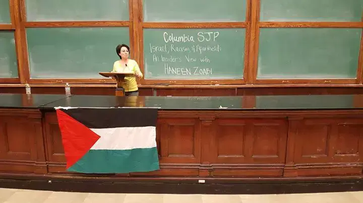 ח"כ חנין זועבי באוניברסיטת קולומביה באירוע שכותרתו "ישראל, גזענות ואפרטהייד", אפריל 2015 ח"כ חנין זועבי באוניברסיטת קולומביה באירוע שכותרתו "ישראל, גזענות ואפרטהייד", אפריל 2015