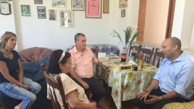 שר החינוך, נפתלי בנט עם בני משפחתו של משה תמם שר החינוך, נפתלי בנט עם בני משפחתו של משה תמם