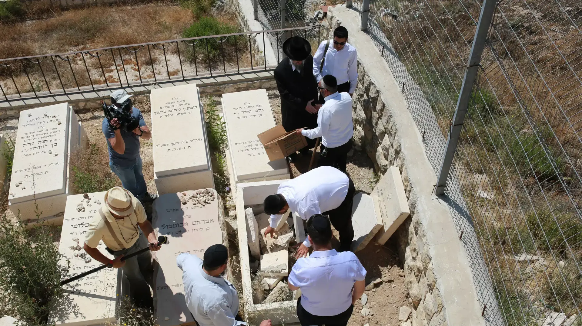 קבירת העובר שחברת קדישא סירבה תחילה לקבור והחזירו לאביו בקרטון, יוני 2015 קבירת העובר שחברת קדישא סירבה תחילה לקבור והחזירו לאביו בקרטון, יוני 2015