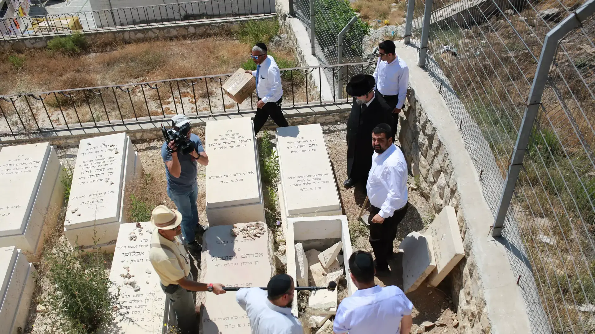 קבירת העובר שחברת קדישא סירבה תחילה לקבור והחזירו לאביו בקרטון, יוני 2015 קבירת העובר שחברת קדישא סירבה תחילה לקבור והחזירו לאביו בקרטון, יוני 2015