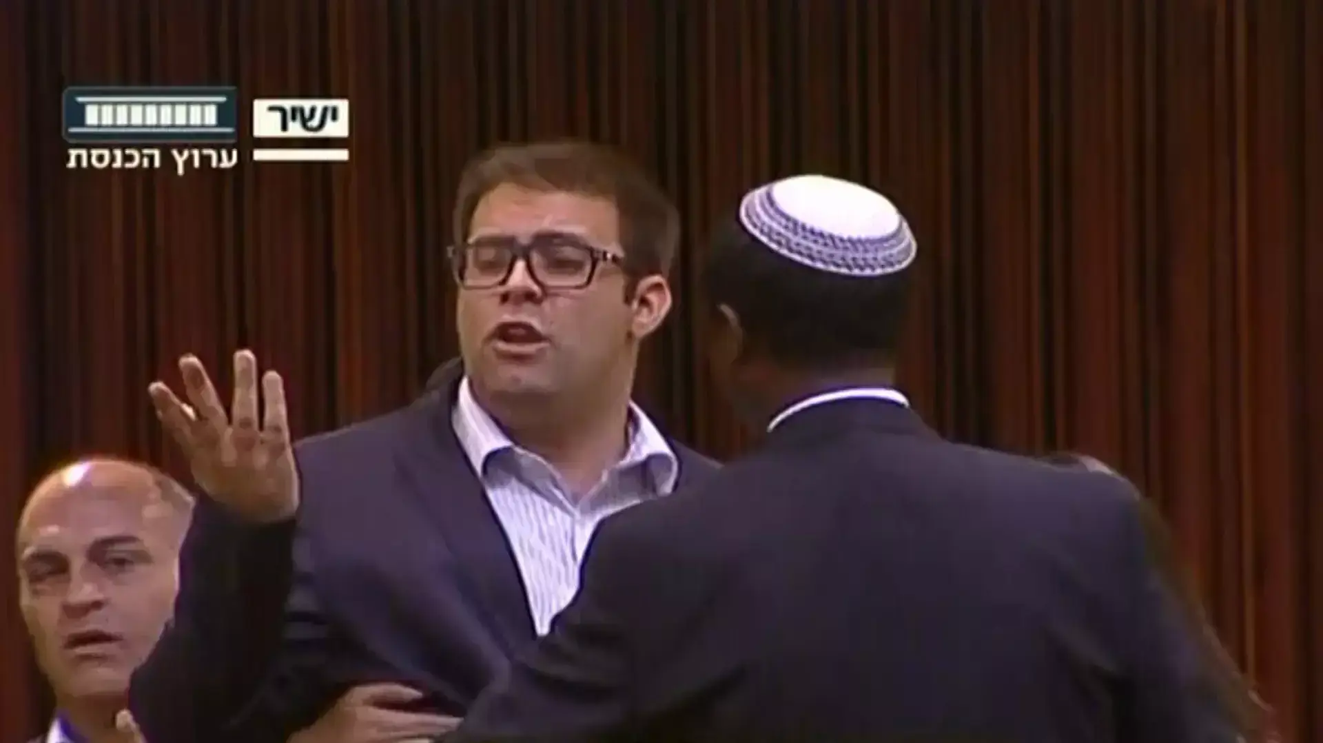 עימות בין ח"כ אורן חזן ליו"ר האופוזיציה יצחק הרצוג בדיון 40 חתימות בכנסת, יוני 2015