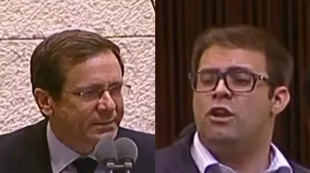 עימות בין ח"כ אורן חזן ליו"ר האופוזיציה יצחק הרצוג בדיון 40 חתימות בכנסת, יוני 2015 עימות בין ח"כ אורן חזן ליו"ר האופוזיציה יצחק הרצוג בדיון 40 חתימות בכנסת, יוני 2015