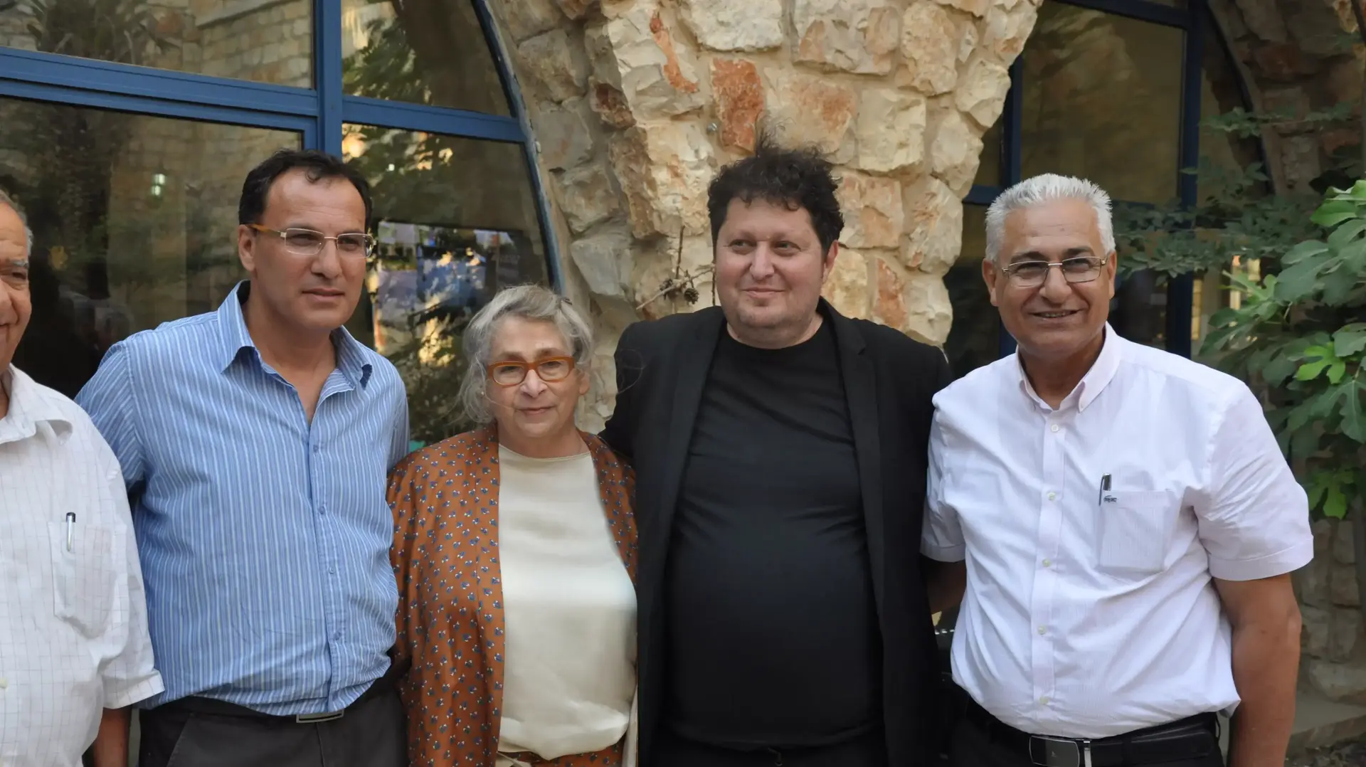 מימין לשמאל: ומאזן גנאיים ראש העיר סכנין, סמיון בלו פיינרו מקים המוזיאון הערבי לאמנות עכשווית, רעיית הנשיא הגברת נחמה ריבלין וחוסיין טארבייה מנכ"ל איגוד ערים, 17 ביוני 2015 מימין לשמאל: ומאזן גנאיים ראש העיר סכנין, סמיון בלו פיינרו מקים המוזיאון הערבי לאמנות עכשווית, רעיית הנשיא הגברת נחמה ריבלין וחוסיין טארבייה מנכ"ל איגוד ערים, 17 ביוני 2015