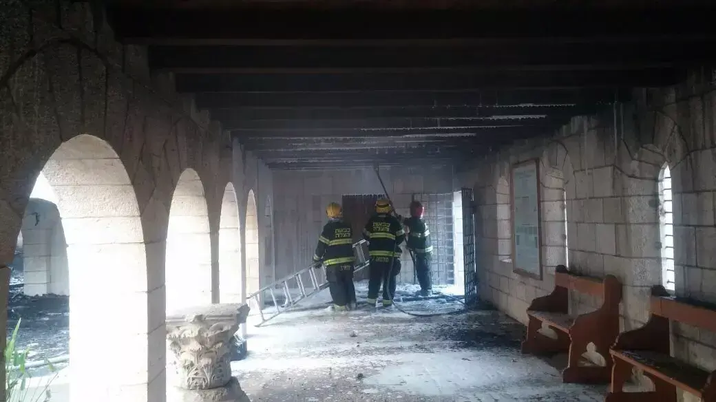 חשד להצתה בצפון הכינרת: דליקה פרצה בכנסיית הלחם והדגים שליד כפר נחום, יוני 2015 חשד להצתה בצפון הכינרת: דליקה פרצה בכנסיית הלחם והדגים שליד כפר נחום, יוני 2015