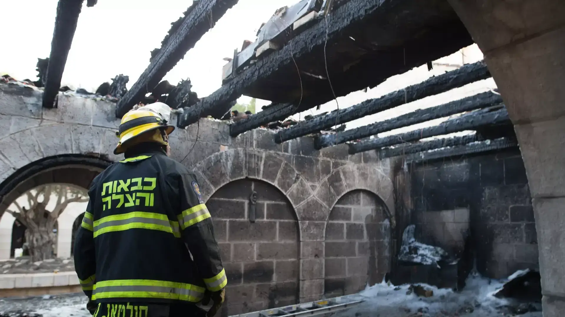 הצתה בכנסיית טבחה ליד הכינרת, יוני 2015 הצתה בכנסיית טבחה ליד הכינרת, יוני 2015