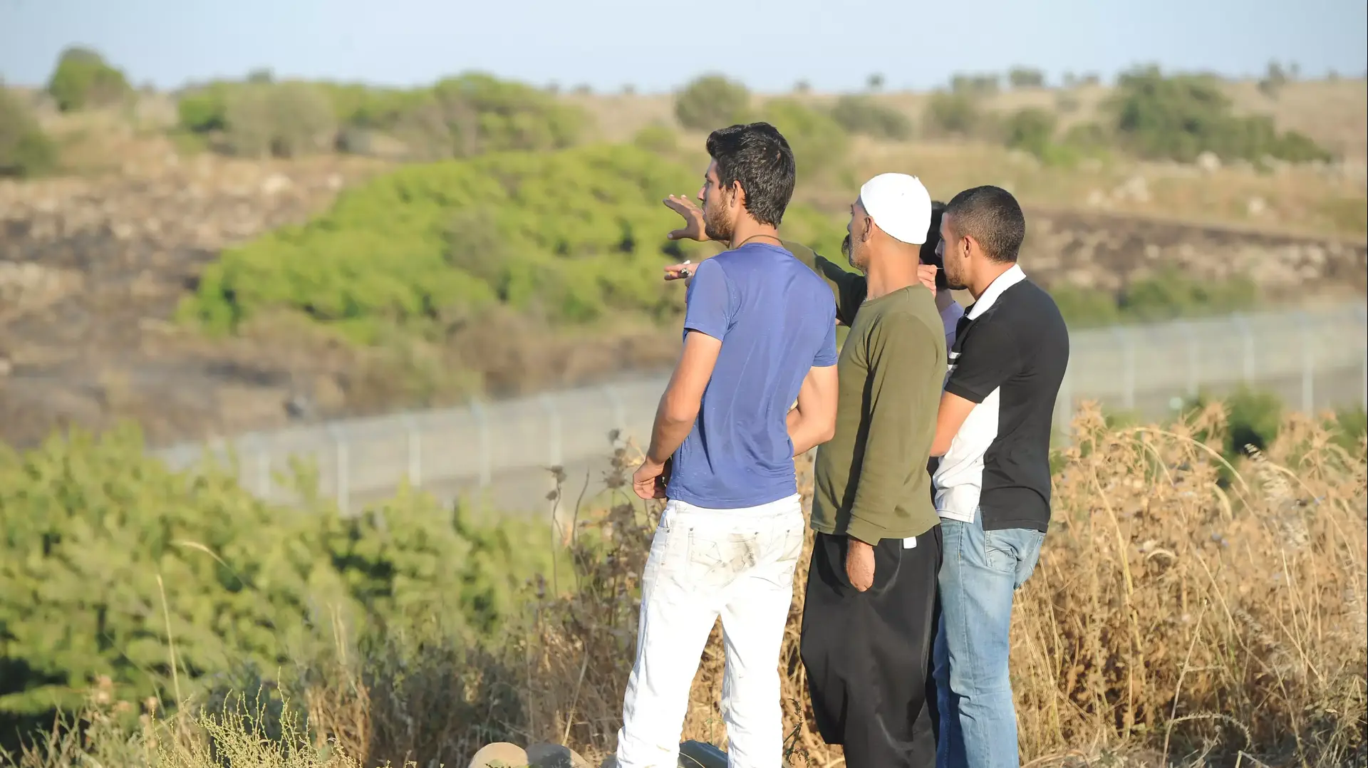 דרוזים צופים בקרבות המאיימים על כפרים בסוריה דרוזים צופים בקרבות המאיימים על כפרים בסוריה