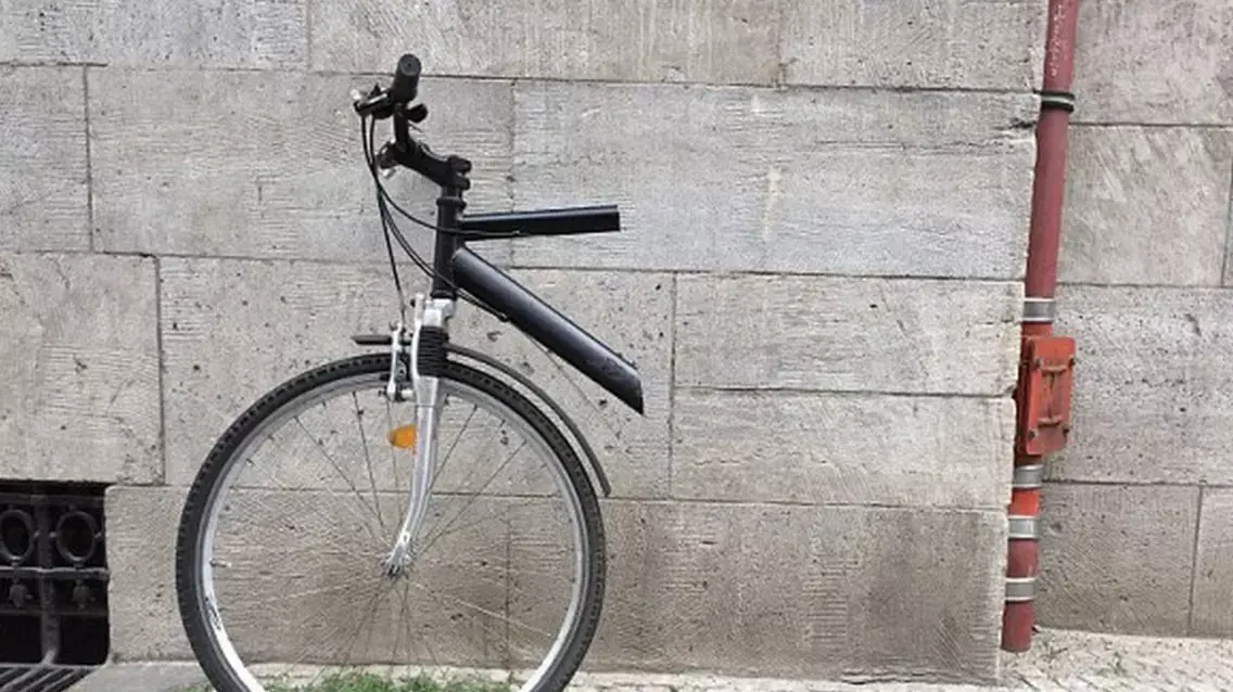 גבר ניסר לחצי את הרכוש שלו ושל חברתו לשעבר גבר ניסר לחצי את הרכוש שלו ושל חברתו לשעבר