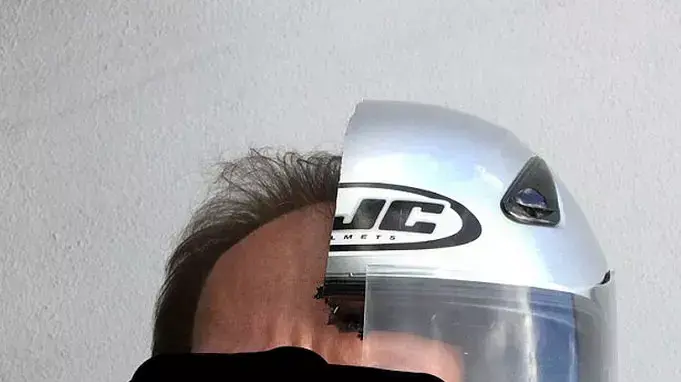 גבר ניסר לחצי את הרכוש שלו ושל חברתו לשעבר גבר ניסר לחצי את הרכוש שלו ושל חברתו לשעבר