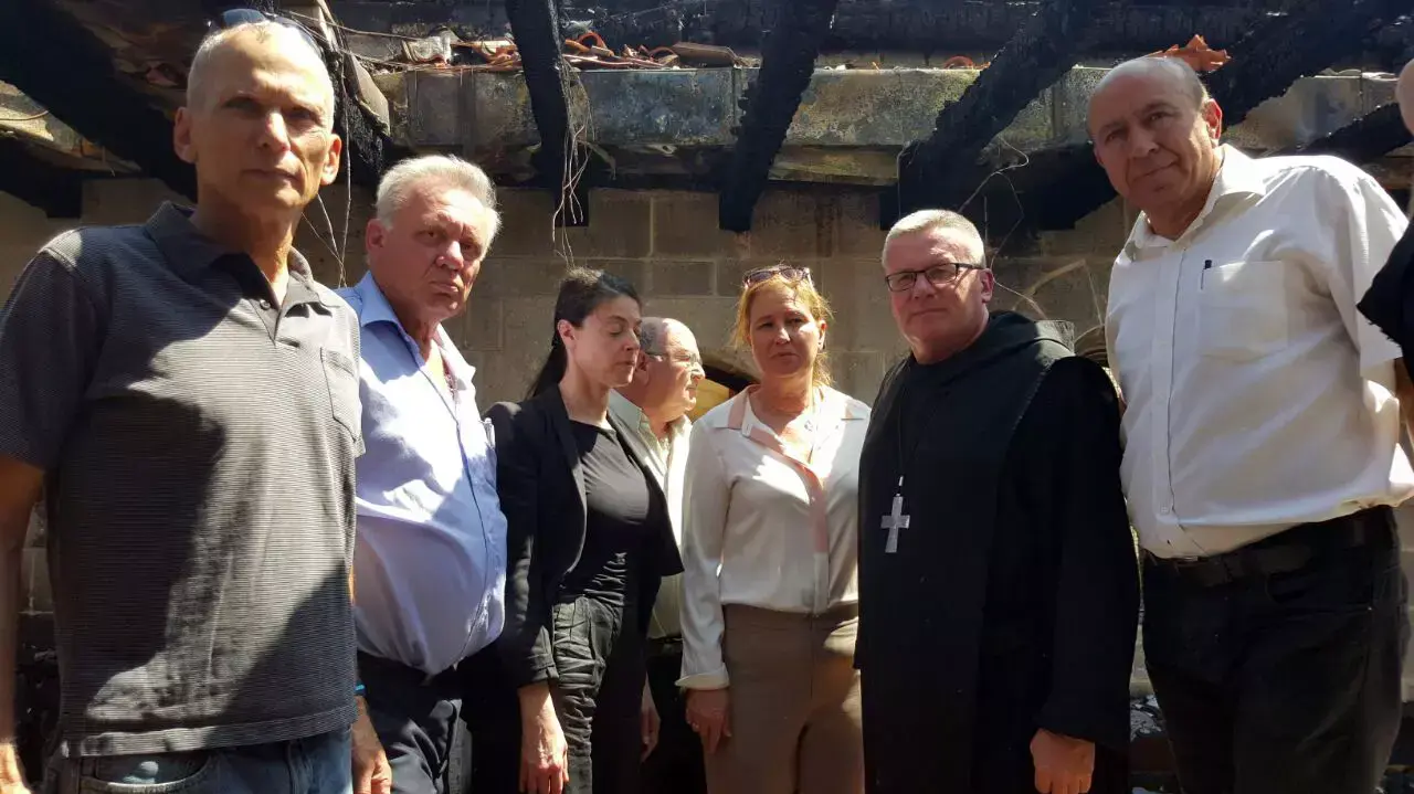סיור של חברי כנסת מהמחנה הציוני בכנסיית הלחם והדגים שליד הכינרת שהוצתה על ידי אלמונים. יוני 2015 סיור של חברי כנסת מהמחנה הציוני בכנסיית הלחם והדגים שליד הכינרת שהוצתה על ידי אלמונים. יוני 2015