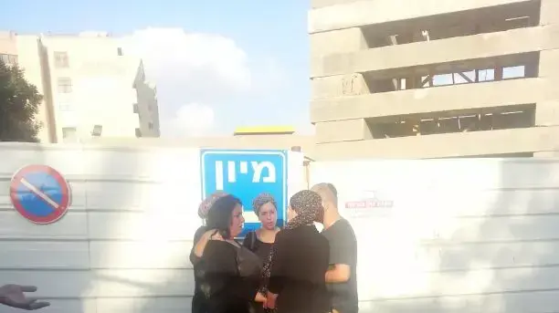 משפחתו של דני גונן שנהרג באירוע הירי בבנימין מחוץ למיון שיבא, יוני 2015 משפחתו של דני גונן שנהרג באירוע הירי בבנימין מחוץ למיון שיבא, יוני 2015