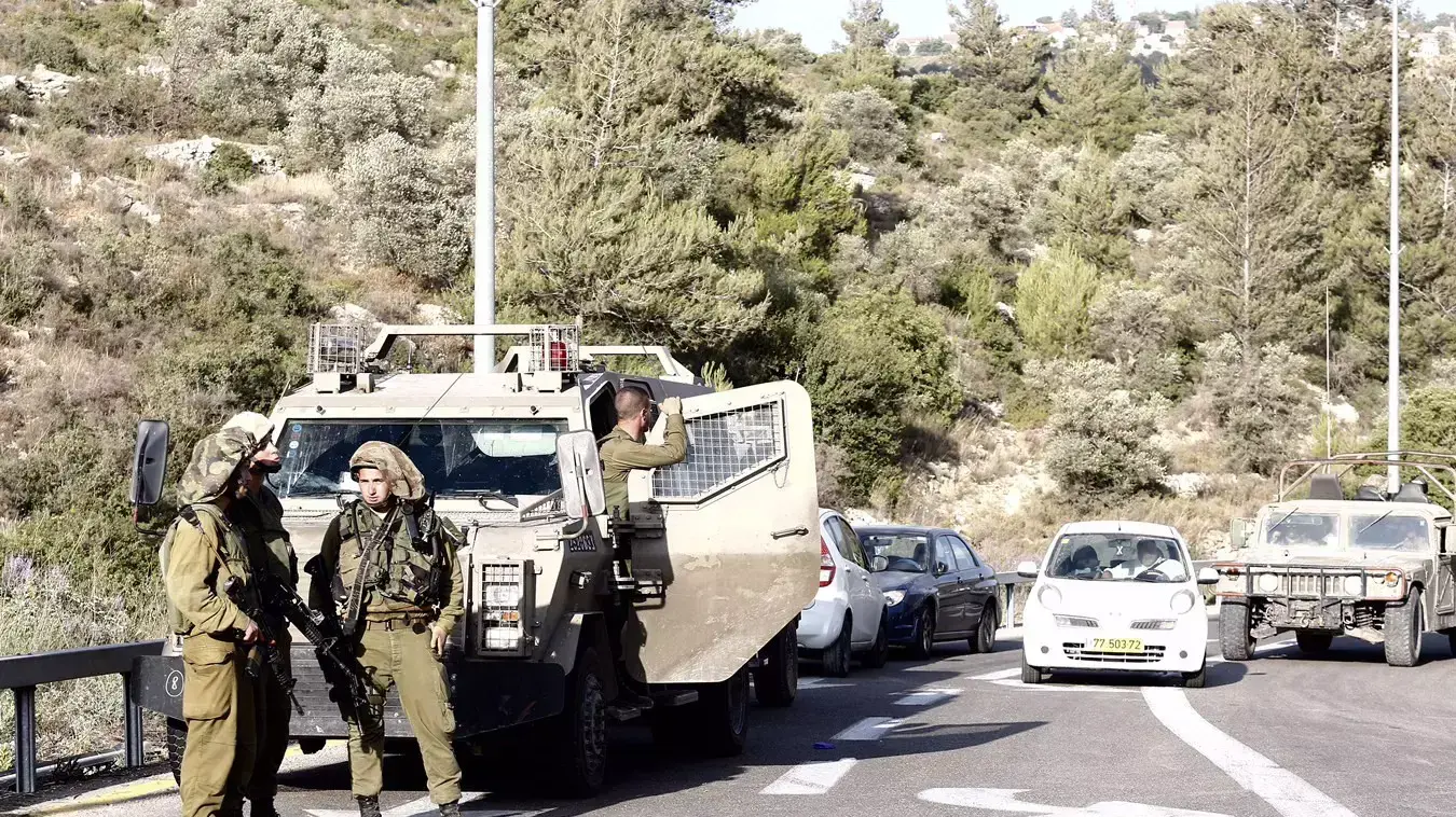 כוחות צה"ל בזירת פיגוע הירי ליד ההתנחלות דולב, 19 ביוני 2015 כוחות צה"ל בזירת פיגוע הירי ליד ההתנחלות דולב, 19 ביוני 2015