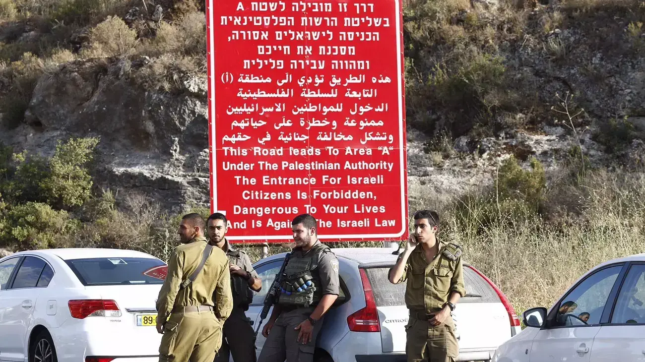 כוחות צה"ל בזירת פיגוע הירי ליד ההתנחלות דולב, 19 ביוני 2015 כוחות צה"ל בזירת פיגוע הירי ליד ההתנחלות דולב, 19 ביוני 2015
