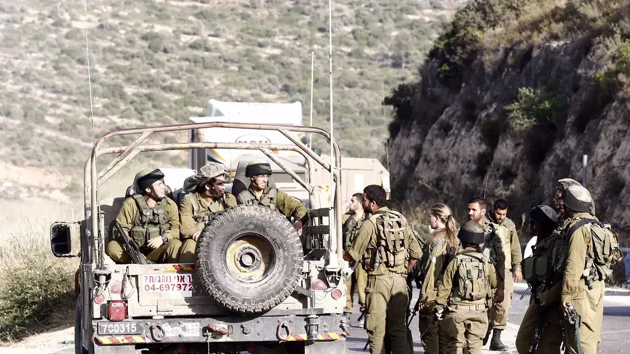 כוחות צה"ל בזירת פיגוע הירי ליד ההתנחלות דולב, 19 ביוני 2015 כוחות צה"ל בזירת פיגוע הירי ליד ההתנחלות דולב, 19 ביוני 2015