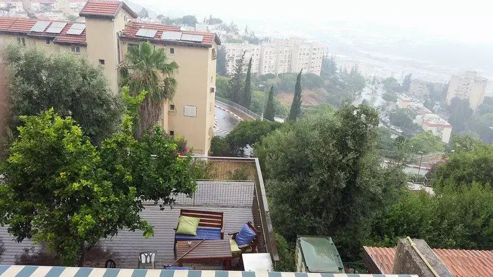 גשם בנשר שליד חיפה, יוני 2015 גשם בנשר שליד חיפה, יוני 2015