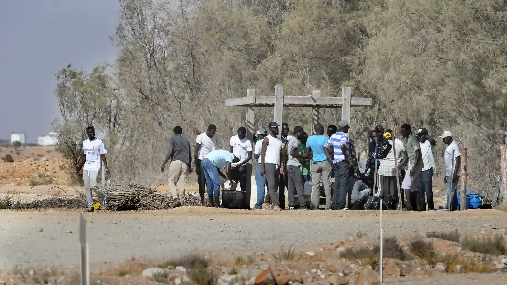 מחוץ למתקן השהייה חולות, יוני 2015 מחוץ למתקן השהייה חולות, יוני 2015