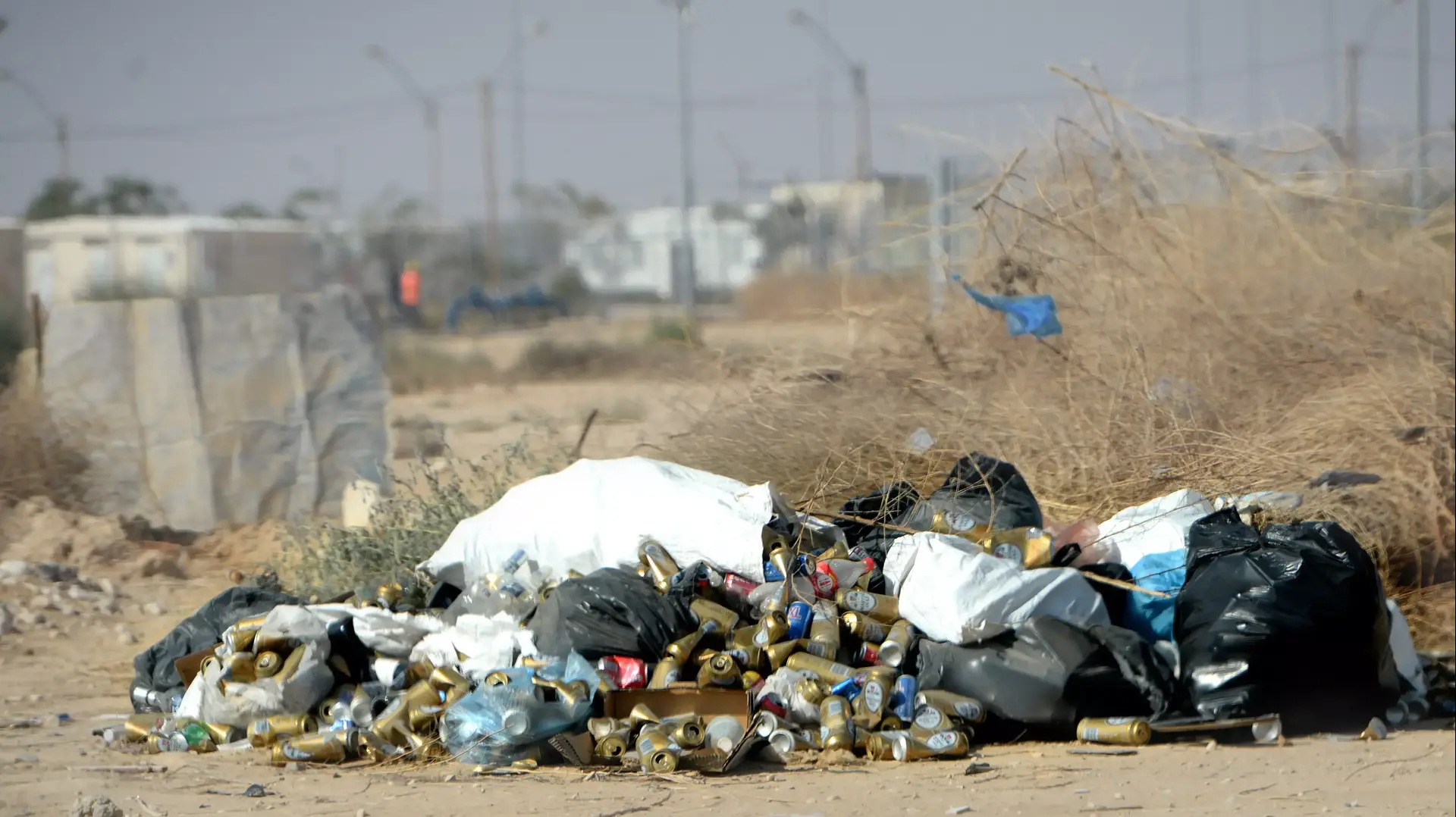 מחוץ למתקן השהייה חולות, יוני 2015 מחוץ למתקן השהייה חולות, יוני 2015