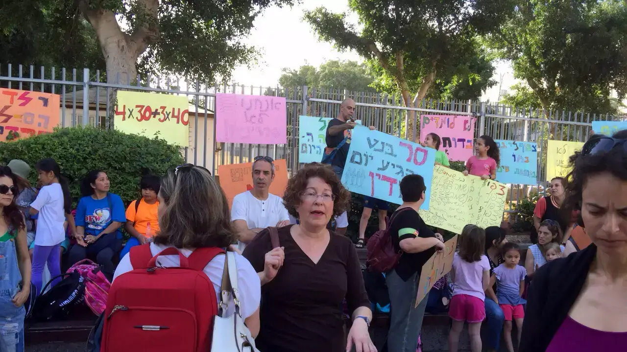 "מחאת הסרדינים" בבית הספר גבריאלי בתל אביב, 21 ביוני 2015 "מחאת הסרדינים" בבית הספר גבריאלי בתל אביב, 21 ביוני 2015