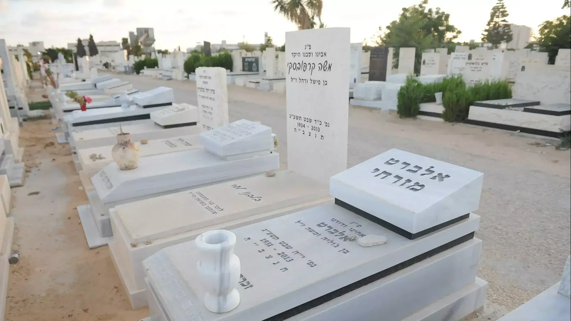 קברו של אלברט מזרחי, נקבר בקבר של אדם לא נכון, בבית הקברות בחולון. יוני 2015 קברו של אלברט מזרחי, נקבר בקבר של אדם לא נכון, בבית הקברות בחולון. יוני 2015