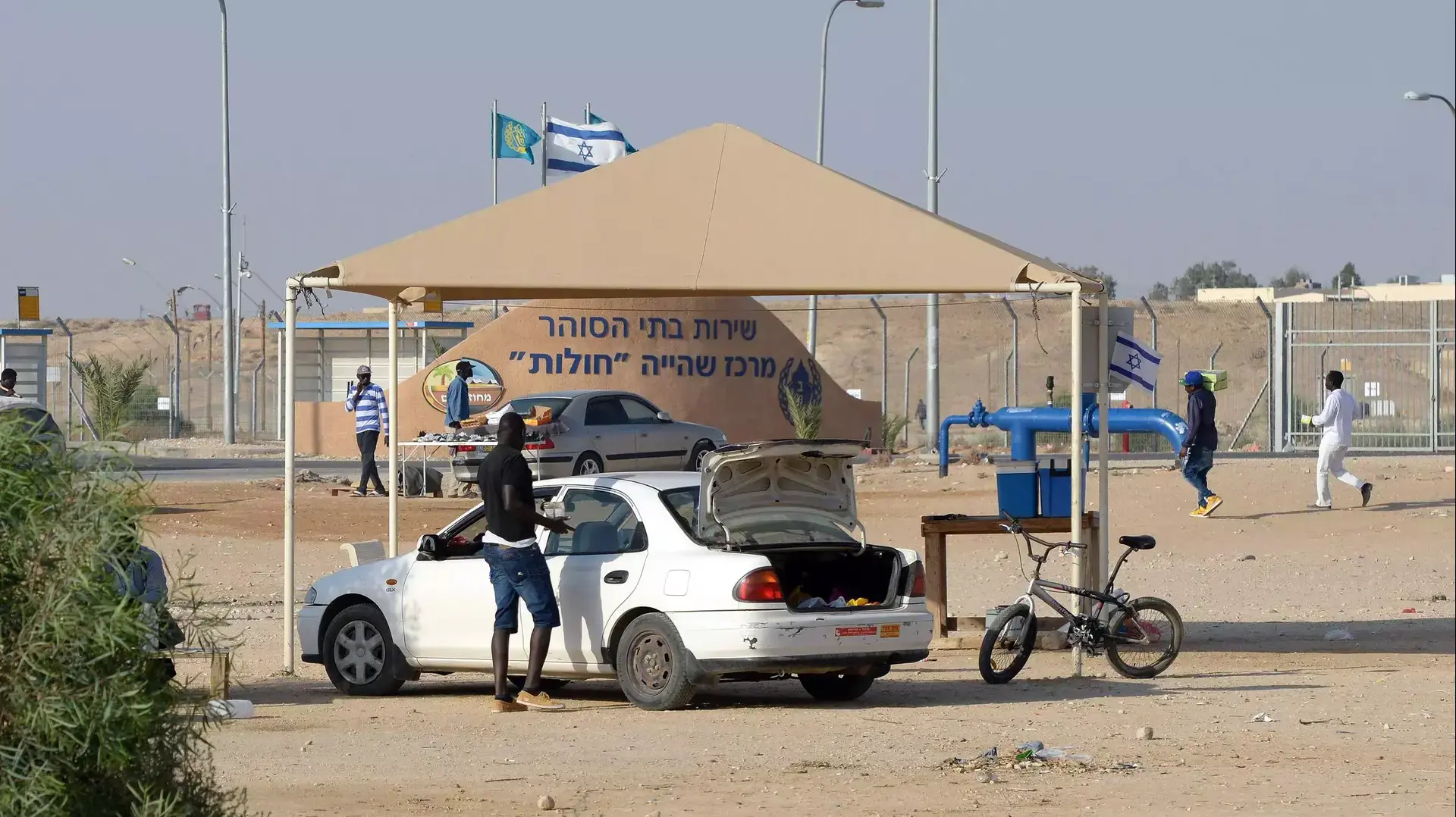 מחוץ למתקן השהייה חולות, יוני 2015 מחוץ למתקן השהייה חולות, יוני 2015