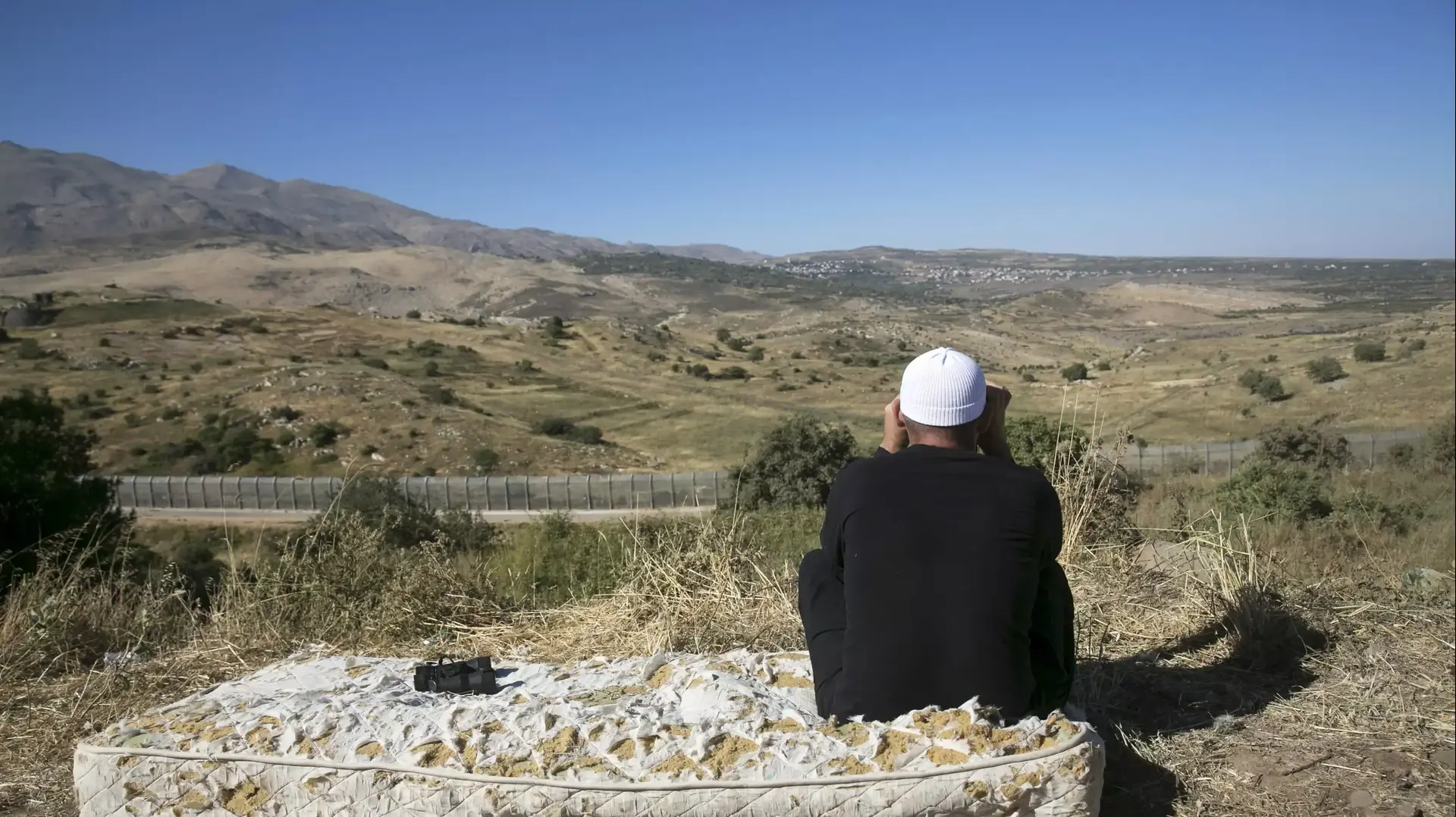דרוזים ברמת הגולן צופים בלחימה בכפר חאדר, 16 ביוני 2015 דרוזים ברמת הגולן צופים בלחימה בכפר חאדר, 16 ביוני 2015