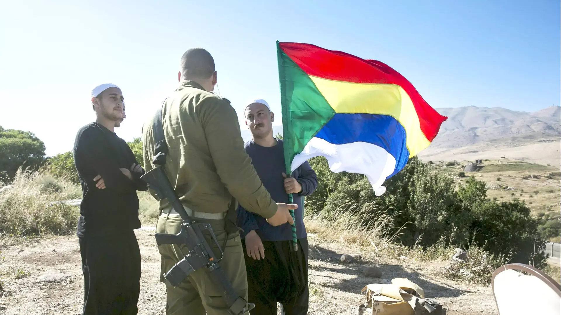 דרוזים ברמת הגולן צופים בלחימה בכפר חאדר, 16 ביוני 2015 דרוזים ברמת הגולן צופים בלחימה בכפר חאדר, 16 ביוני 2015