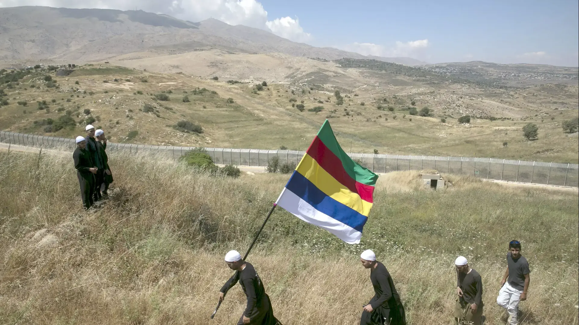 דרוזים ברמת הגולן צופים בלחימה בכפר חאדר, 16 ביוני 2015