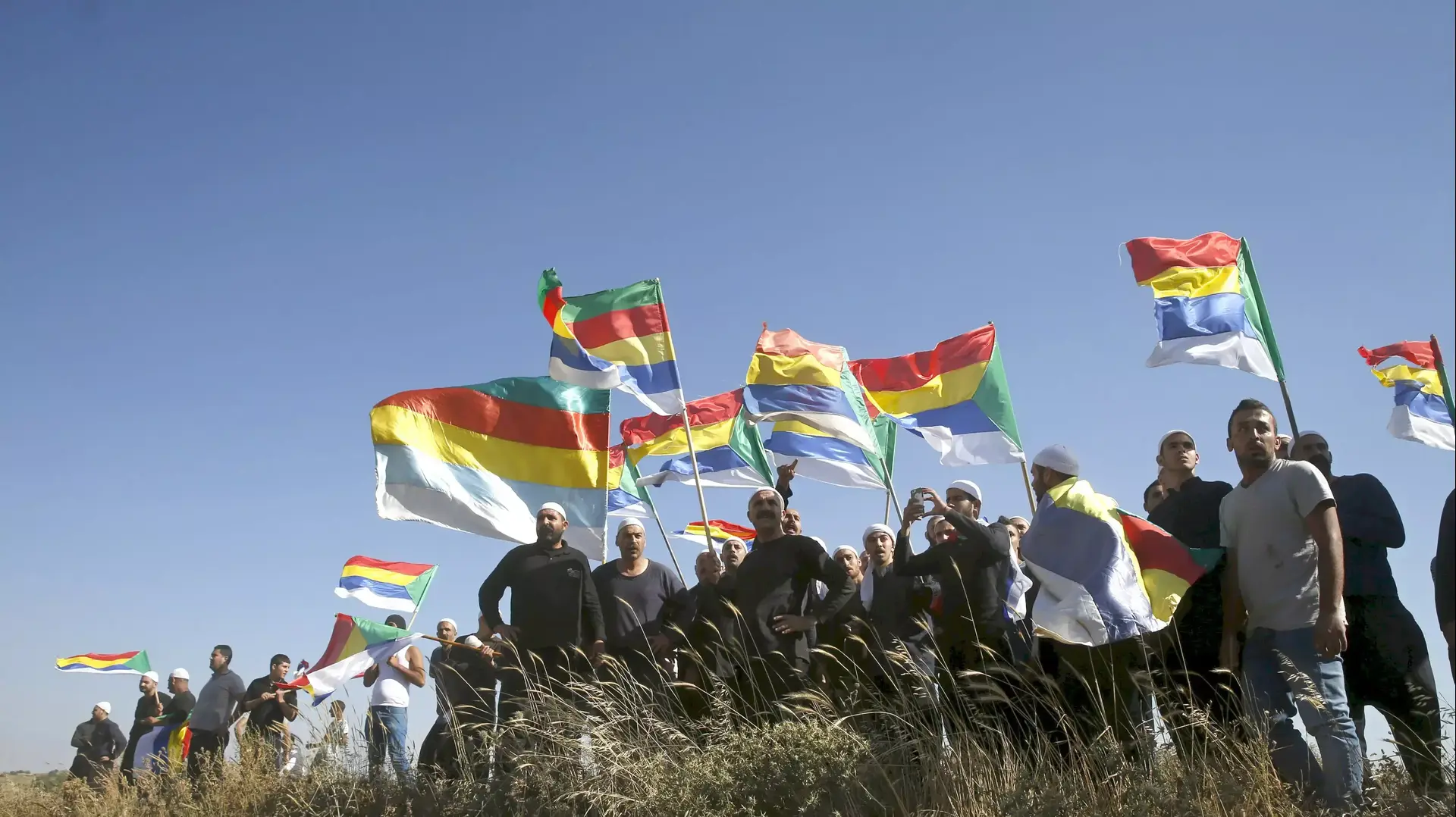 דרוזים ברמת הגולן צופים בלחימה בכפר חאדר, 16 ביוני 2015 דרוזים ברמת הגולן צופים בלחימה בכפר חאדר, 16 ביוני 2015