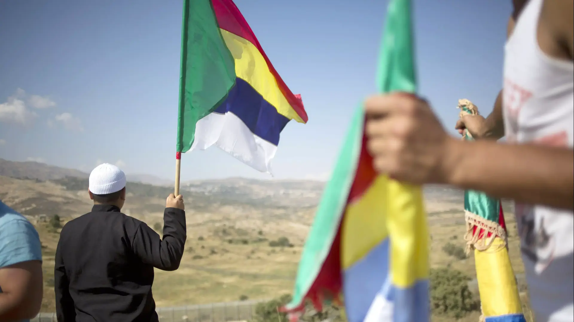 דרוזים ברמת הגולן צופים בלחימה בכפר חאדר, 16 ביוני 2015