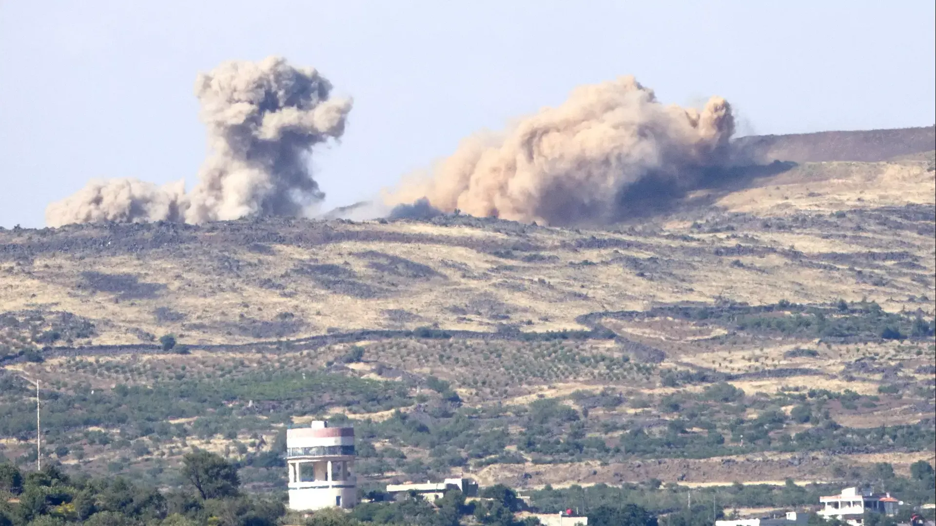 דרוזים ברמת הגולן צופים בלחימה בכפר חאדר, 16 ביוני 2015 דרוזים ברמת הגולן צופים בלחימה בכפר חאדר, 16 ביוני 2015