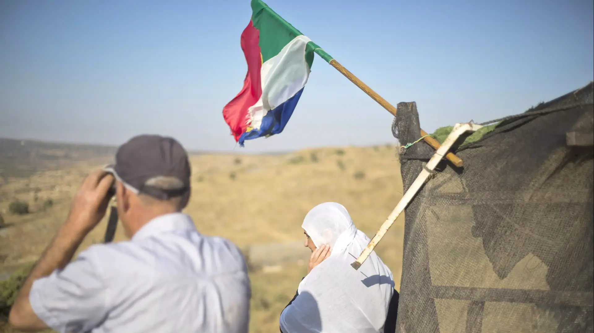 דרוזים ברמת הגולן צופים בלחימה בכפר חאדר, 16 ביוני 2015 דרוזים ברמת הגולן צופים בלחימה בכפר חאדר, 16 ביוני 2015