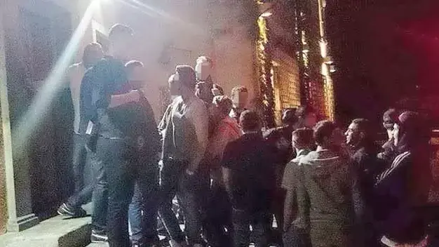 גברים עומדים בתור מחוץ לבית בושת שמציע סקס בחינם גברים עומדים בתור מחוץ לבית בושת שמציע סקס בחינם