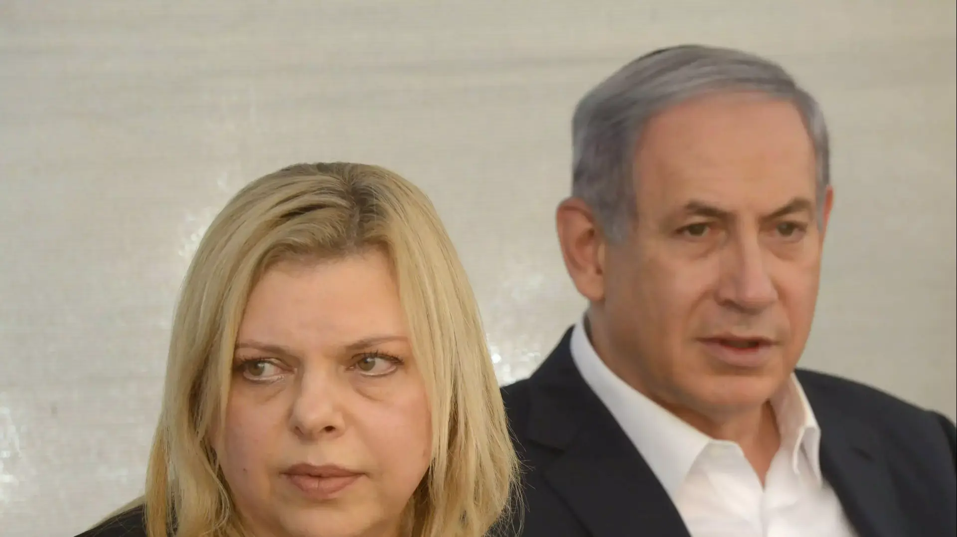 ראש הממשלה בנימין נתניהו ורעייתו שרה נתניהו בטקס האזכרה השנתי לזכרו של סא''ל יוני נתניהו ז''ל במלאת 39 שנים לנפילתו בעת שפיקד על צוות הפריצה של לוחמי סיירת מטכ"ל במבצע לשחרור החטופים באנטבה. יוני 2015 ראש הממשלה בנימין נתניהו ורעייתו שרה נתניהו בטקס האזכרה השנתי לזכרו של סא''ל יוני נתניהו ז''ל במלאת 39 שנים לנפילתו בעת שפיקד על צוות הפריצה של לוחמי סיירת מטכ"ל במבצע לשחרור החטופים באנטבה. יוני 2015