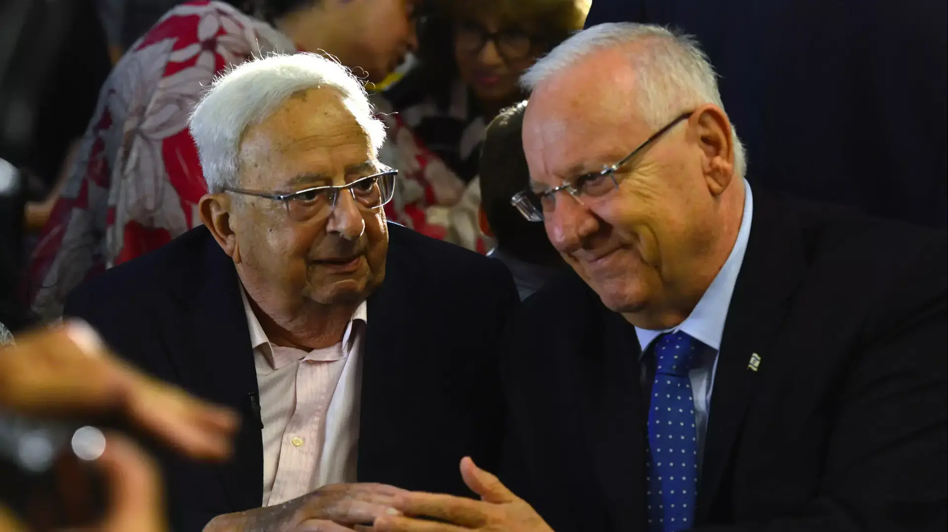 נשיא המדינה ראובן ריבלין ונשיא המדינה החמישי יצחק נבון, 24 ביוני 2015 נשיא המדינה ראובן ריבלין ונשיא המדינה החמישי יצחק נבון, 24 ביוני 2015