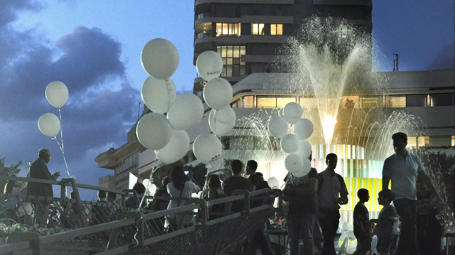 מאירועי לילה לבן: ארוחה בלבן, כיכר דיזנגוף. יוני 2015 מאירועי לילה לבן: ארוחה בלבן, כיכר דיזנגוף. יוני 2015